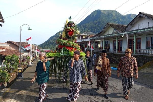 Guyubnya Saparan Rabu Pahing di Lereng Andong Magelang, Ada Kenduri-Jaranan